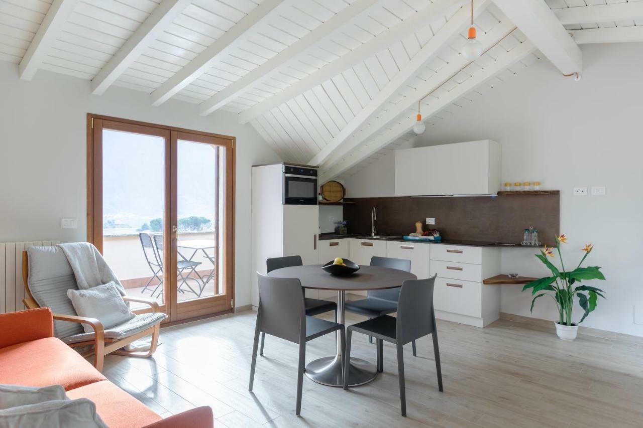Ferienwohnung Mansarda I Cipressi Lenno Exterior foto