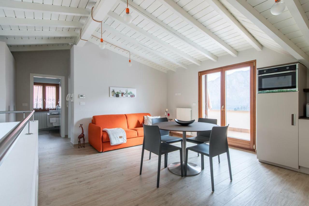 Ferienwohnung Mansarda I Cipressi Lenno Exterior foto