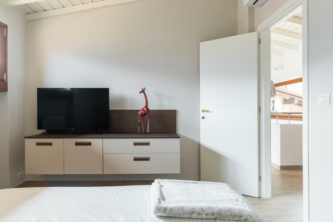 Ferienwohnung Mansarda I Cipressi Lenno Exterior foto