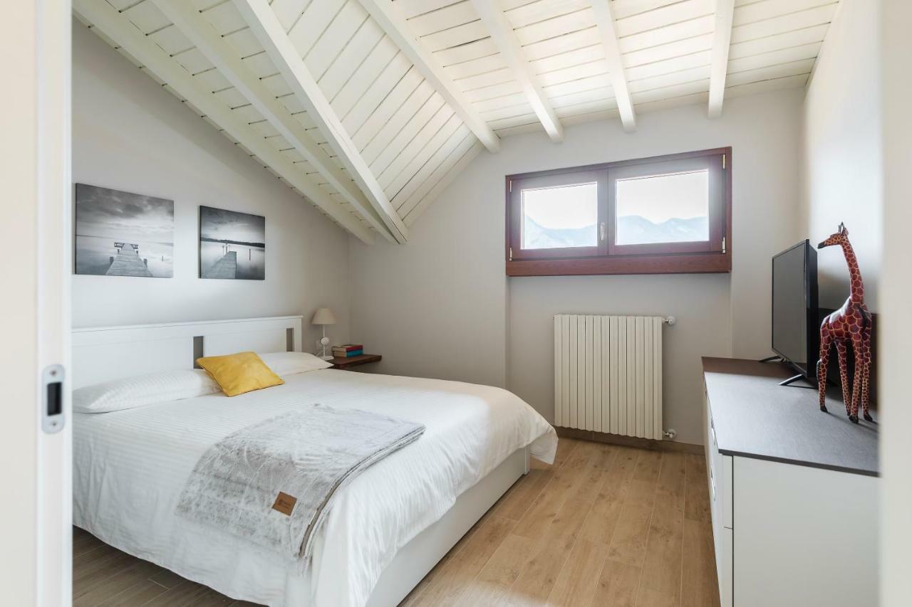 Ferienwohnung Mansarda I Cipressi Lenno Exterior foto